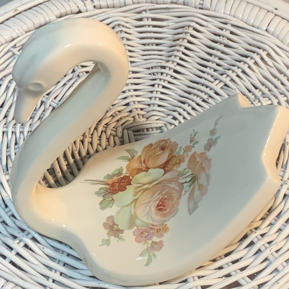 Vintage 1982 80s Retro Swan Figurine with Floral Design Soap Dish / Shelf Decor - Picture 4 of 17